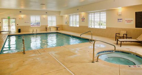 una gran piscina cubierta con bañera de hidromasaje en Hyatt Place Santa Fe, en Santa Fe