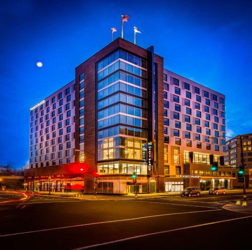 Un grand bâtiment avec deux drapeaux en haut dans l'établissement Hyatt Place Washington D.C./National Mall, à Washington