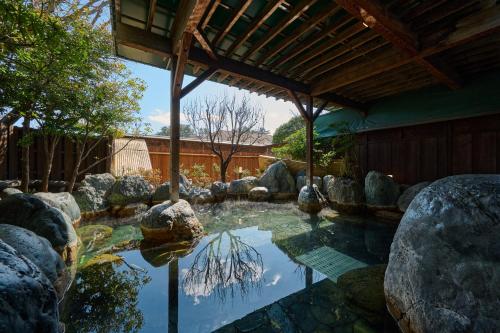 una piscina d'acqua con rocce in un cortile di Royal Hotel Kawaguchiko a Fujikawaguchiko