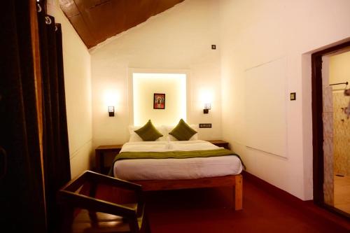 una piccola camera con un letto in una stanza di Coorg Mystere - Luxury Homestay a Madikeri