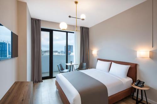 Tempat tidur dalam kamar di STEPS Batumi Hotel & Suites