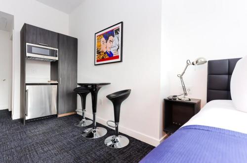 Tempat tidur dalam kamar di Modern Suite in Fenway Neighborhood