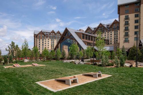 um parque com dois bancos em frente a um edifício em Gaylord Rockies Resort & Convention Center em Aurora