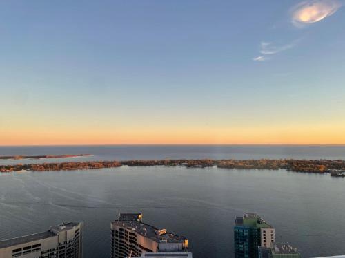 una vista aérea de una gran masa de agua con edificios en Presidential Suite Heart of Downtown with Stunning View, en Toronto