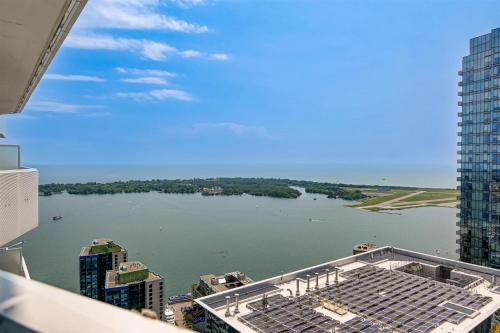 una vista de un cuerpo de agua desde un edificio en Presidential Suite Heart of Downtown with Stunning View, en Toronto