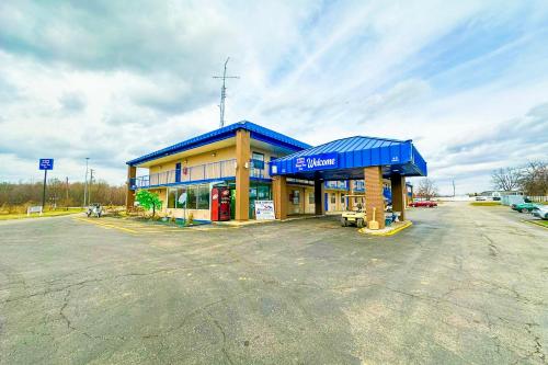 um posto de gasolina num parque de estacionamento em Happy Stay Inn Madisonville I-69 By OYO em Madisonville