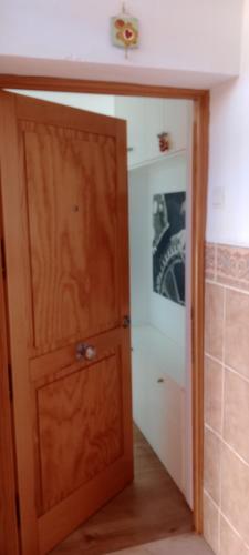 una porta aperta in cucina con lavandino di Casa Paraiso a Almería