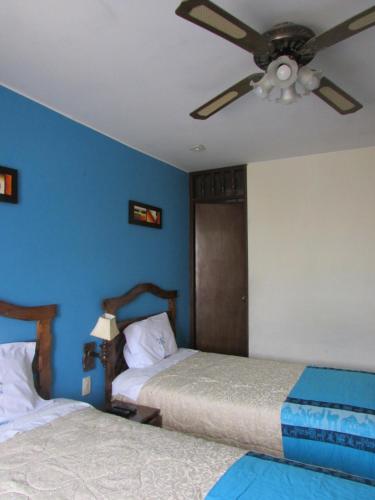 Tempat tidur dalam kamar di BRISAS DE LA BAHIA HOTEL