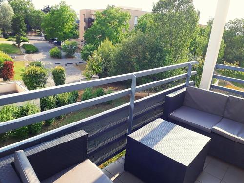 Un balcon sau o terasă la Cosy Appart - Balcon, parking, spacieux T2 - Proche Eurexpo Stade