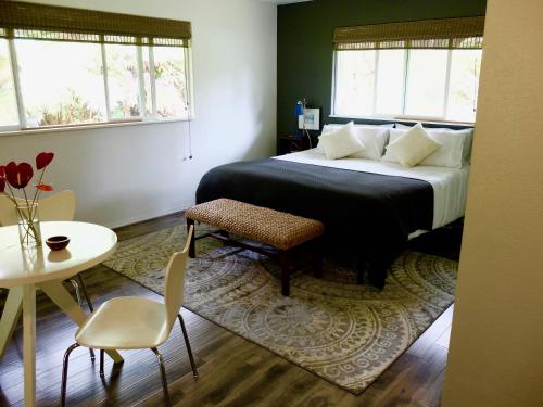 Una cama o camas en una habitación de Volcano One - Modern Studio with Lanai near Volcano National Park