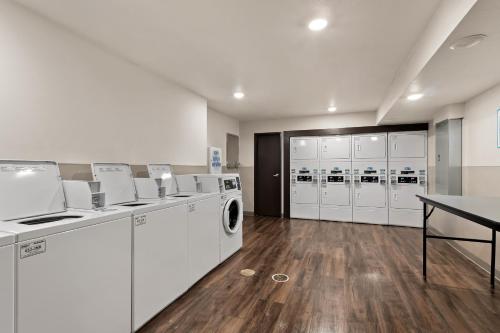 WoodSpring Suites Fort Collins 주방 또는 간이 주방