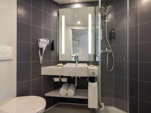 A bathroom at ibis Thane - An Accor Brand