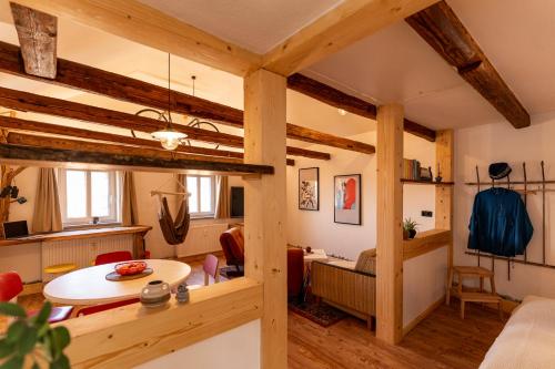 ツィッタウにあるFerienwohnung Landscapeapartment, 46qm Individual Fewo mit Fernblick ins Zittauer Gebirge, Ferienapartment im historischen Altstadtkern Zittauの梁出し天井のリビングルーム、ダイニングルーム