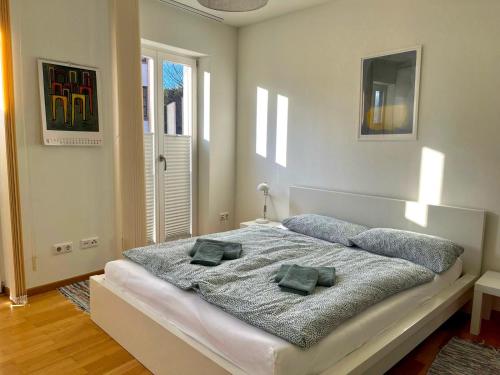 - une chambre avec un lit et 2 oreillers dans l'établissement Elegantes Haus - direkt am Domplatz - Vollausstattung - Garage, à Erfurt