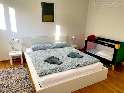 - une chambre avec un lit et 2 serviettes dans l'établissement Elegantes Haus - direkt am Domplatz - Vollausstattung - Garage, à Erfurt