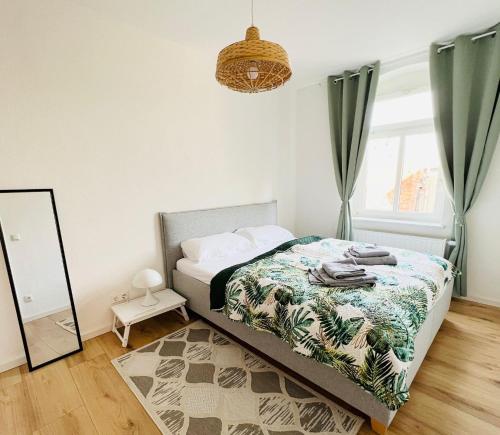 - une chambre avec un lit et un miroir dans l'établissement Twenty Five Apartment bei Dresden - free Parking - Massagestuhl - Netflix - Coffee Machine, à Heidenau