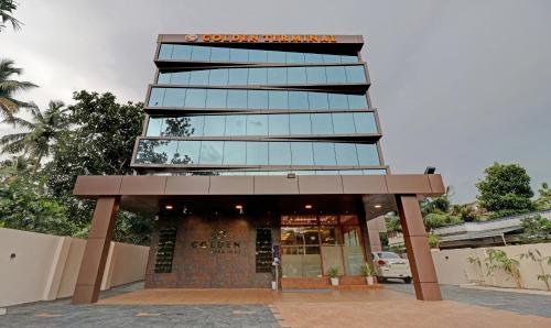 Un grand bâtiment avec un panneau en haut dans l'établissement Treebo Golden Terminal, Kochi Airport, à Cochin