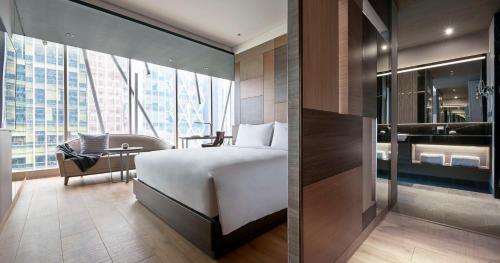 ein Hotelzimmer mit einem Bett und Stadtblick in der Unterkunft Alila SCBD Jakarta in Jakarta