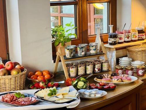 ein Tisch mit vielen Teller Essen drauf in der Unterkunft Hotel Siebeneichen  in Meißen