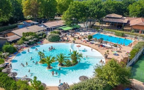 Camping du Domaine de la Forge tesisinde veya buraya yakın yüzme havuzu