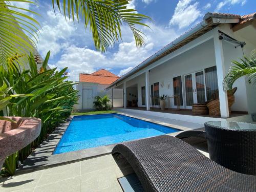 una piscina nel cortile di una casa di The Jangkar Canggu Guesthouse & Villa a Canggu