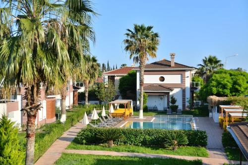 Villa con piscina y palmeras en Pak Family Villas, en Antalya