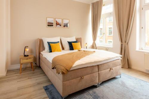 A bed or beds in a room at soulscape Apartments Zwickau EDLER sanierter Altbau-Wohnraum zentrumsnah gratis WIFI