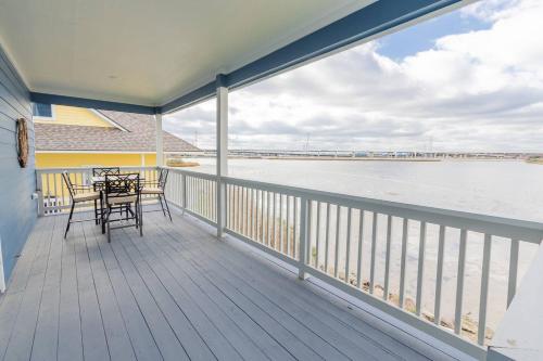 een balkon met een tafel en stoelen en het water bij Water Front 3 25 Bath Kingbed Kemah Seabrook in Seabrook