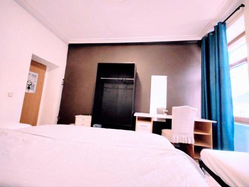 1 dormitorio con cama y pared negra en The ARK Eco Homestay, en Esch-sur-Alzette