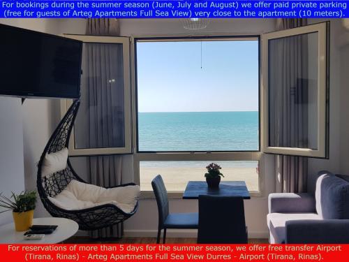 - un hamac dans le salon avec vue sur l'océan dans l'établissement Arteg Apartments - Full Sea View, à Durrës