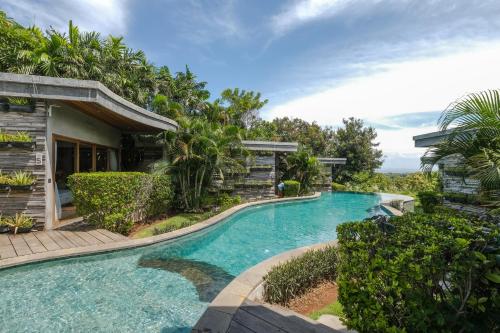 une image d'une piscine en face d'une maison dans l'établissement The Elementum, à Uluwatu