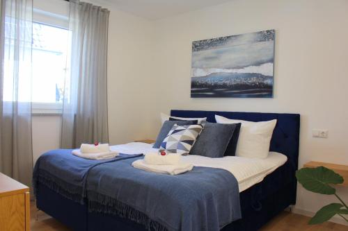 um quarto com uma cama azul com toalhas em ADA, Ferienwohnung, 6-8 Personen, Parkplatz am Haus em Kulmbach