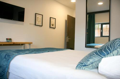 Tempat tidur dalam kamar di The Base Camp Hotel, Nevis Range