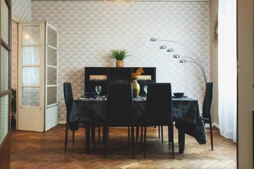 une salle à manger avec une table noire et des chaises noires dans l'établissement Le Grand Bédier, à Angers