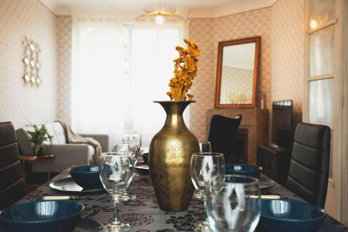 une table avec des verres et un vase au-dessus dans l'établissement Le Grand Bédier, à Angers