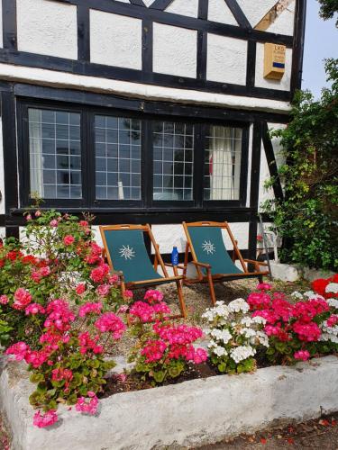 Puutarhaa majoituspaikan Bournemouth secluded cottage 10mins walk to beach ulkopuolella