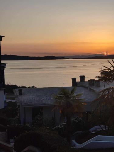 Cette maison offre une vue sur l'océan au coucher du soleil. dans l'établissement Brilliance Apartments, à Ouranoupoli