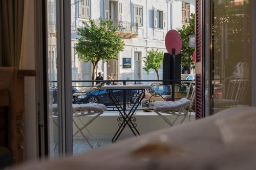 - un balcon avec une table et des chaises dans l'établissement Silo Luxury Rooms, à Nauplie