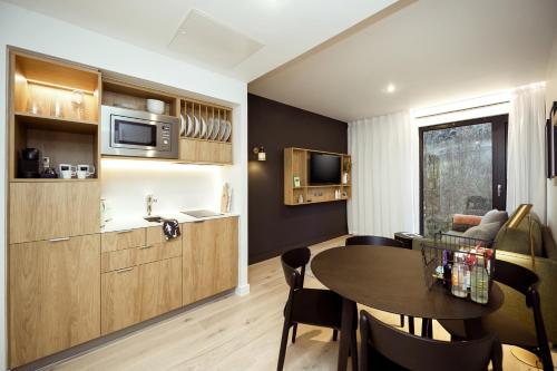 Кухня или кухненски бокс в Wilde Aparthotels Edinburgh Grassmarket