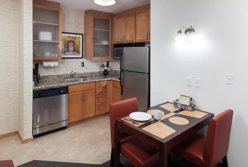 Η κουζίνα ή μικρή κουζίνα στο Residence Inn South Bend Mishawaka