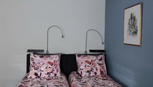 a bedroom with two pink pillows on a bed at Overbosch in Bilthoven