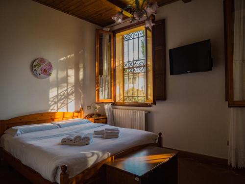 a bedroom with a bed and a window at B&B Villa Erika in Villa San Martino