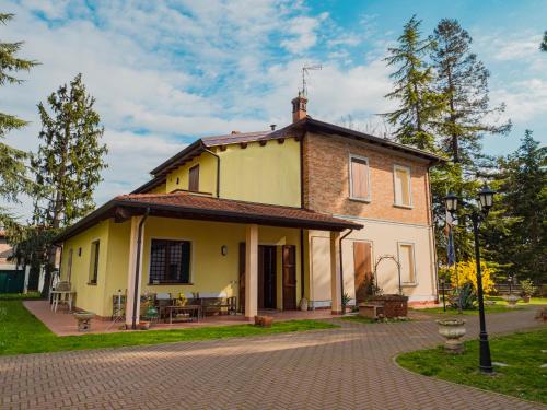 a small yellow house with a roof at B&B Villa Erika in Villa San Martino