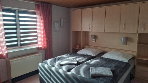 - une petite chambre avec un lit et une fenêtre dans l'établissement Ferienhaus „Zum alten Fröhlich“, à Dresde