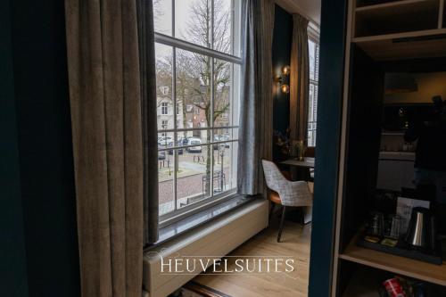 ein Fenster mit Straßenblick in der Unterkunft Heuvelsuites in Oosterhout