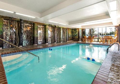 una piscina de agua azul en un edificio en Bass Pro Shops Angler's Lodge, en Springfield