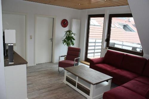 uma sala de estar com um sofá e uma mesa em Ferienwohnung Wegmann em Borkum