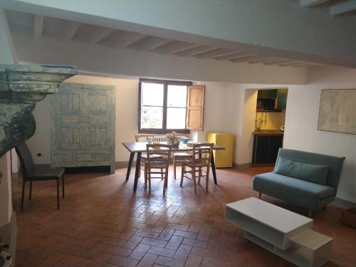 Posezení v ubytování Palazzo Reali Apartment - Camera nella storia di Pistoia