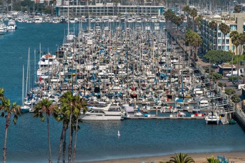 uma vista aérea de uma marina com muitos barcos em Venice Beach Lux Retreat Coastal Apartment Haven em Los Angeles