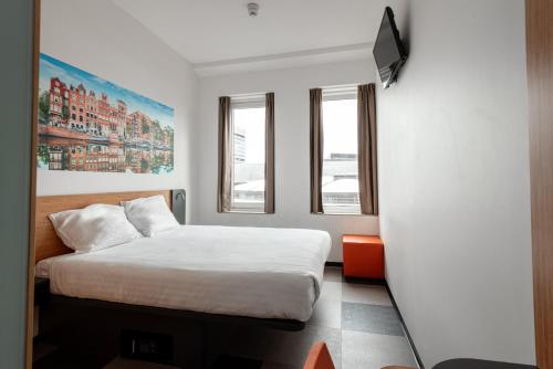 เตียงในห้องที่ easyHotel Amsterdam Arena Boulevard